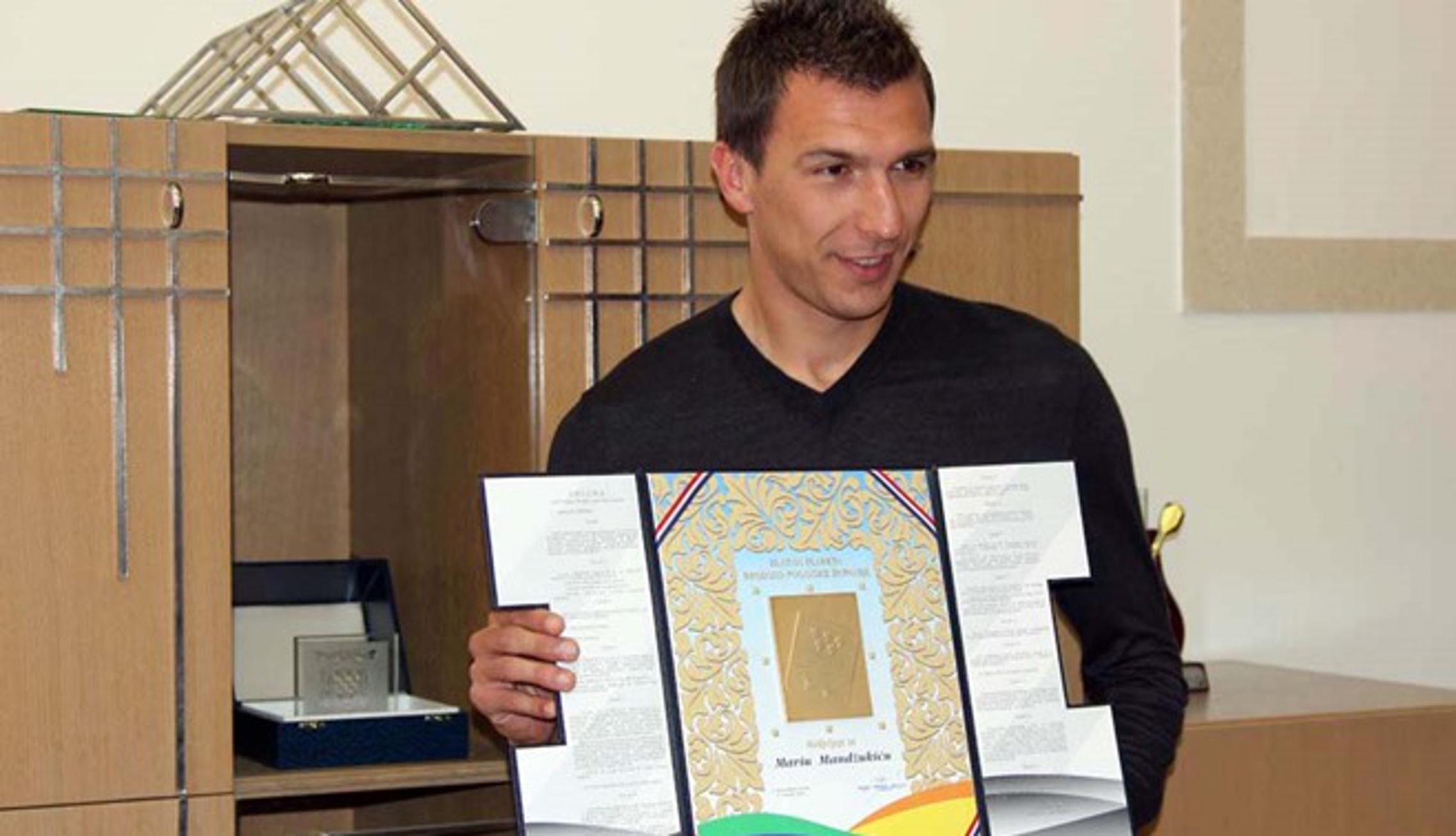 Mario Mandžukić prima priznanje Županije 2015. godine