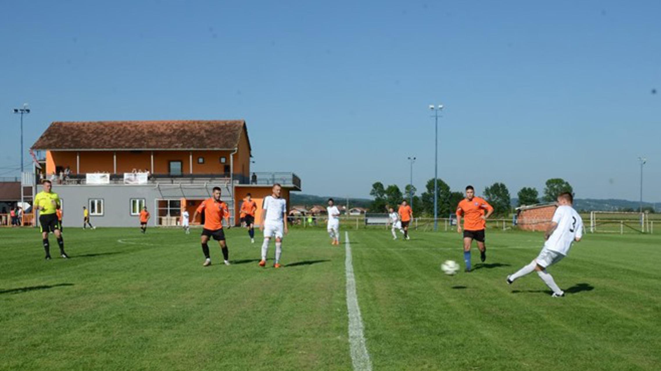 Svačić (narandžasti) je u 1. kolu kupa pobijedio Mladost iz Banovaca s uvjerljivih 8:0