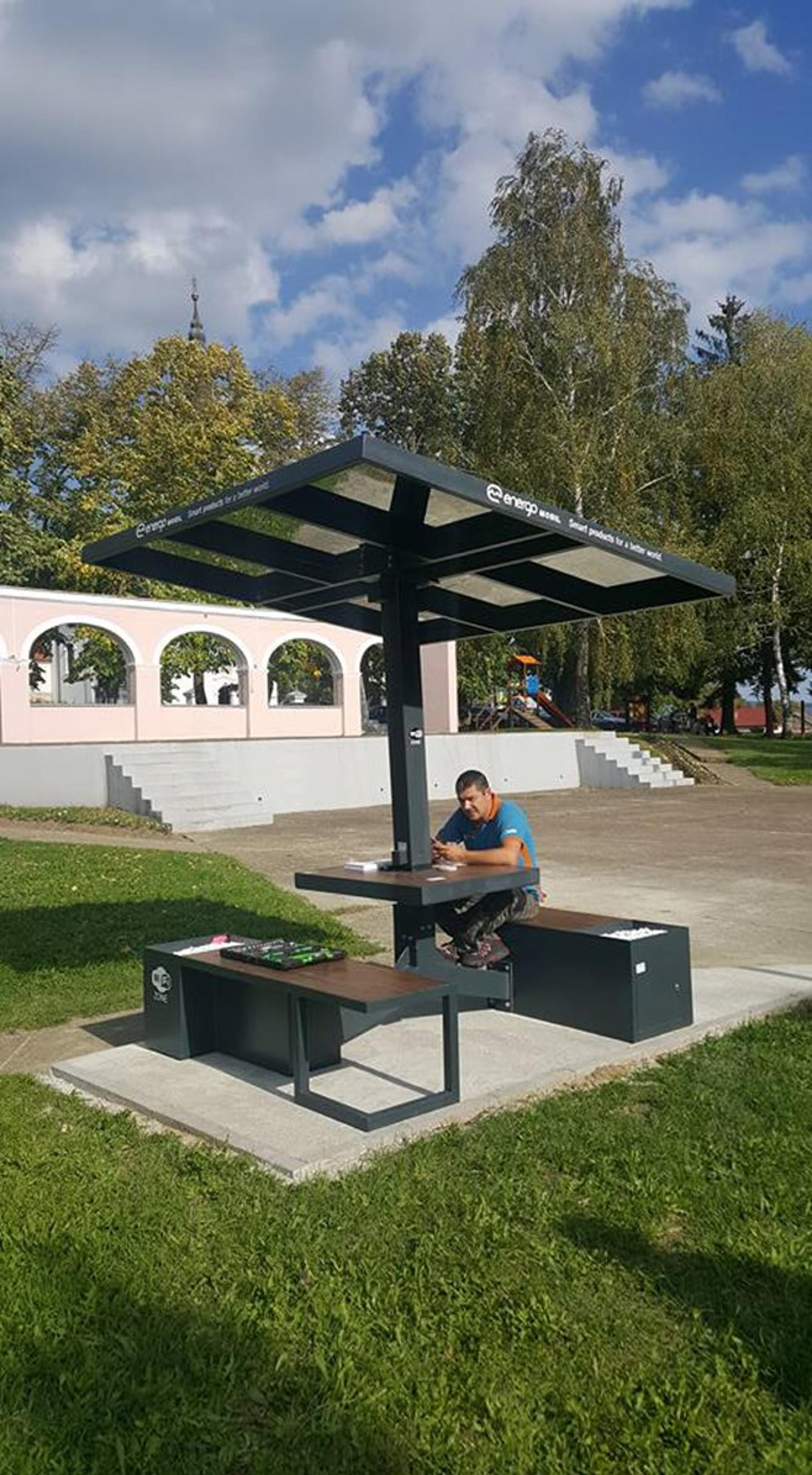 Solarna klupa u mjesnom parku