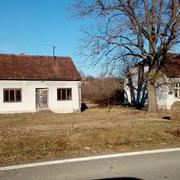 Dom i škola u selu na cesti između Ruševa i Đakova (Sovski dol), primjer praznog sela