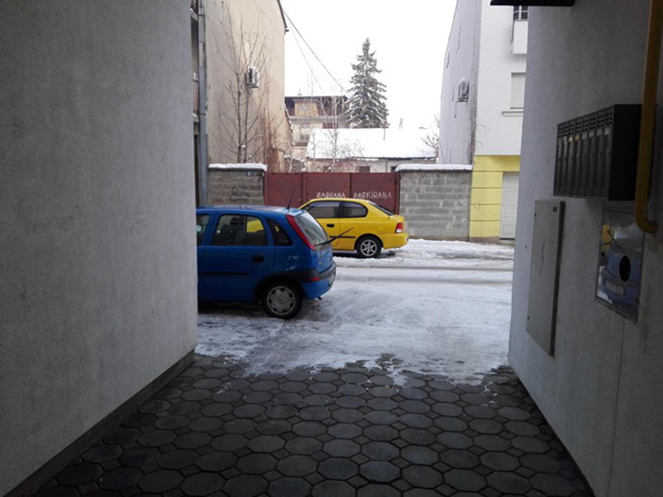 Parkiranje pred kolnim ulazima u Slavonskom Brodu