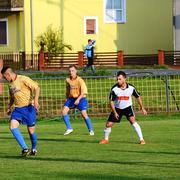 Nogometaši Zvonimira (zlatne majice) pobjedili su u Donjoj Vrbi Mladost iz Sibinja