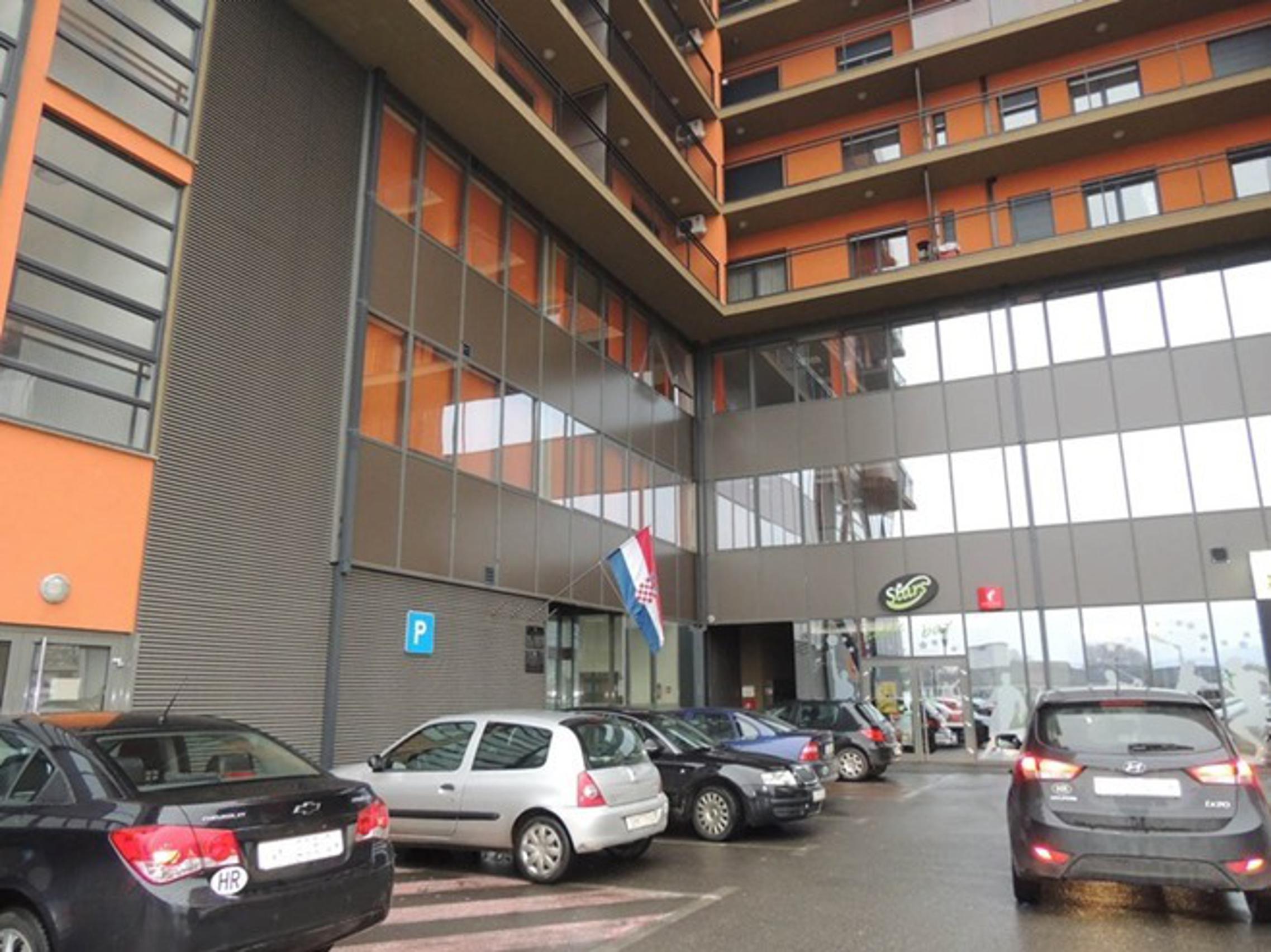 Parkiralište ispred Područnog ureda Porezne uprave u Slavonskom Brodu