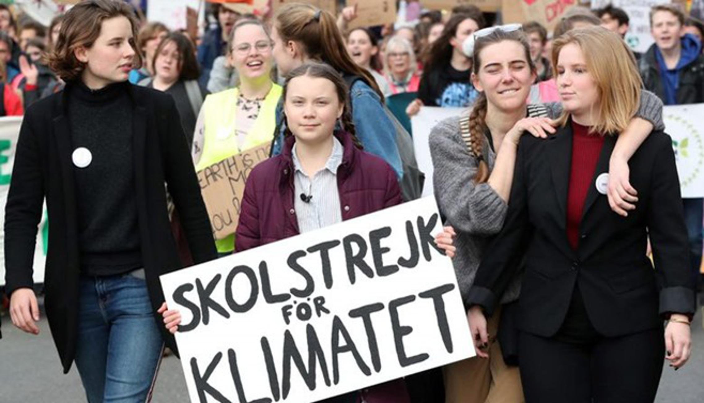 Greta Thunberg (s plakatom)