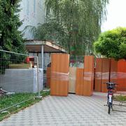 Novi namještaj ispred zgrade Općinskog suda u Slavonskom Brodu.