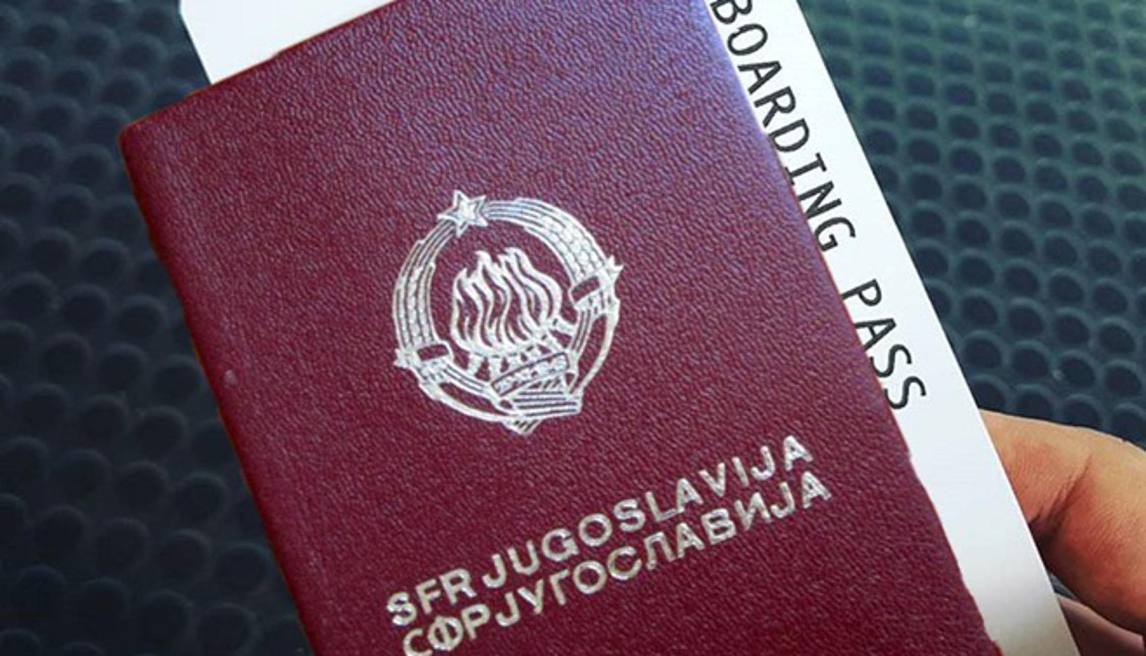 Crveni (jugo) pasoš. (Ilustracija)