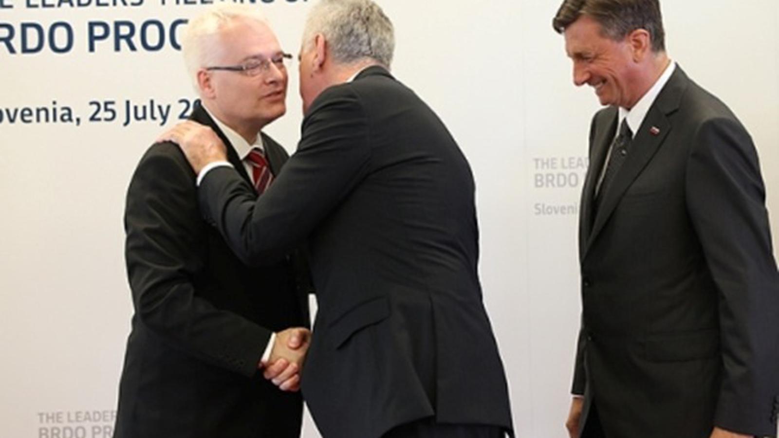 Josipović i Nikolić poljubili se - triput 