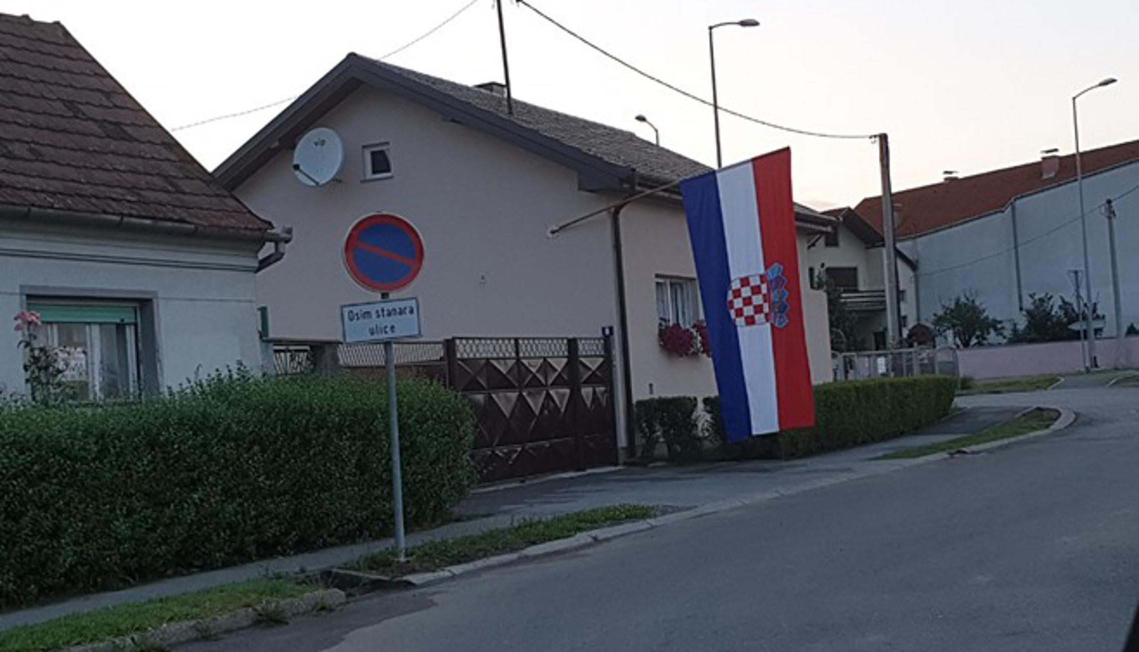 Zastava na kući u Slavonskom Brodu