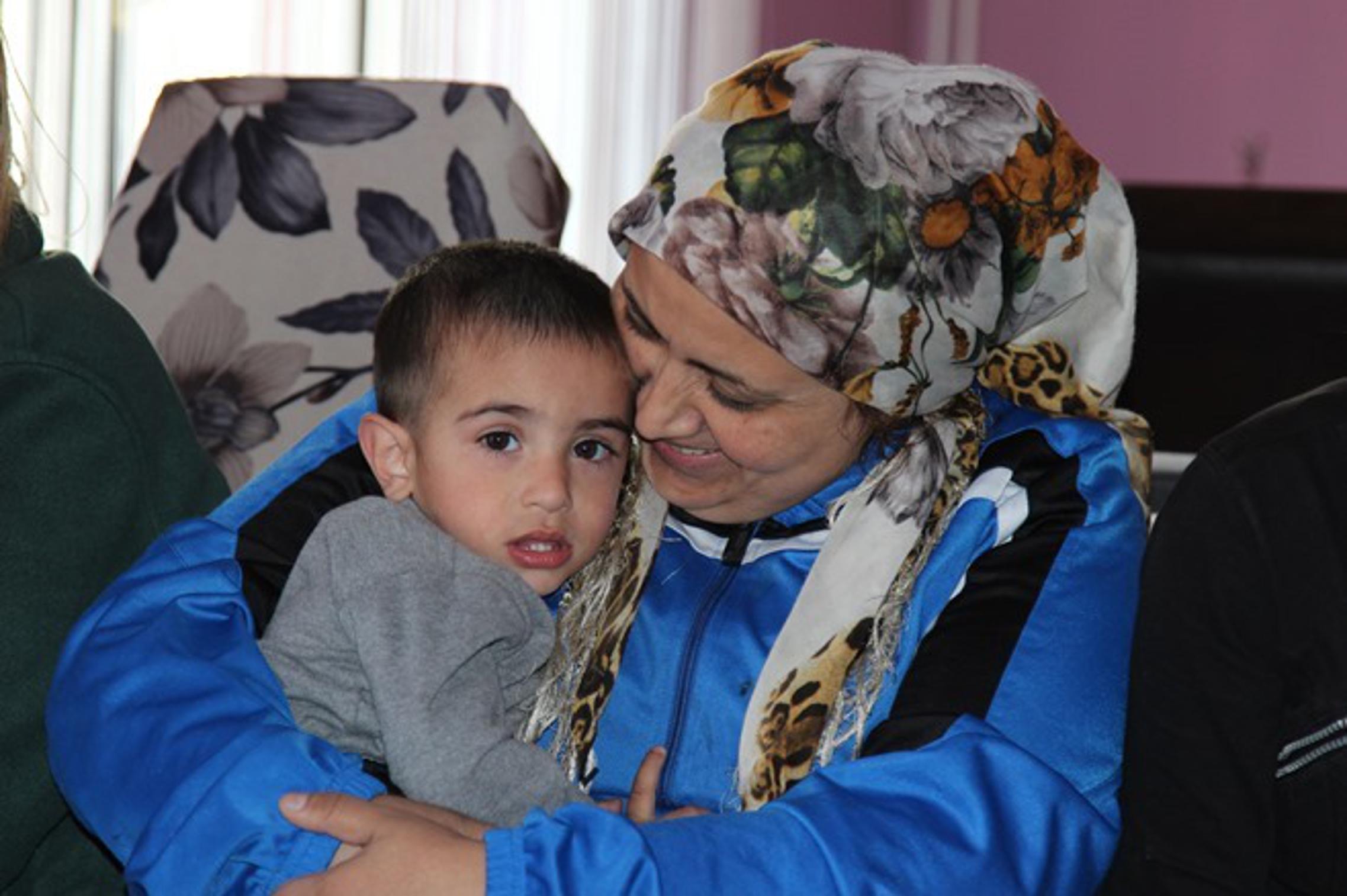 Farida Issa Sido s najmlađim dvogodišnjim sinom Ramazanom, sedmim djetetom u obitelji