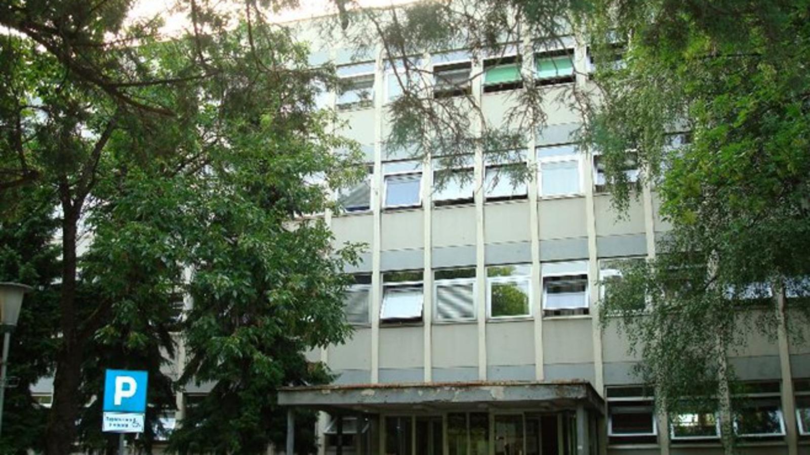 Ulaz u zgradu Općinskog suda u Slavonskom Brodu okružen zelenilom ljeti