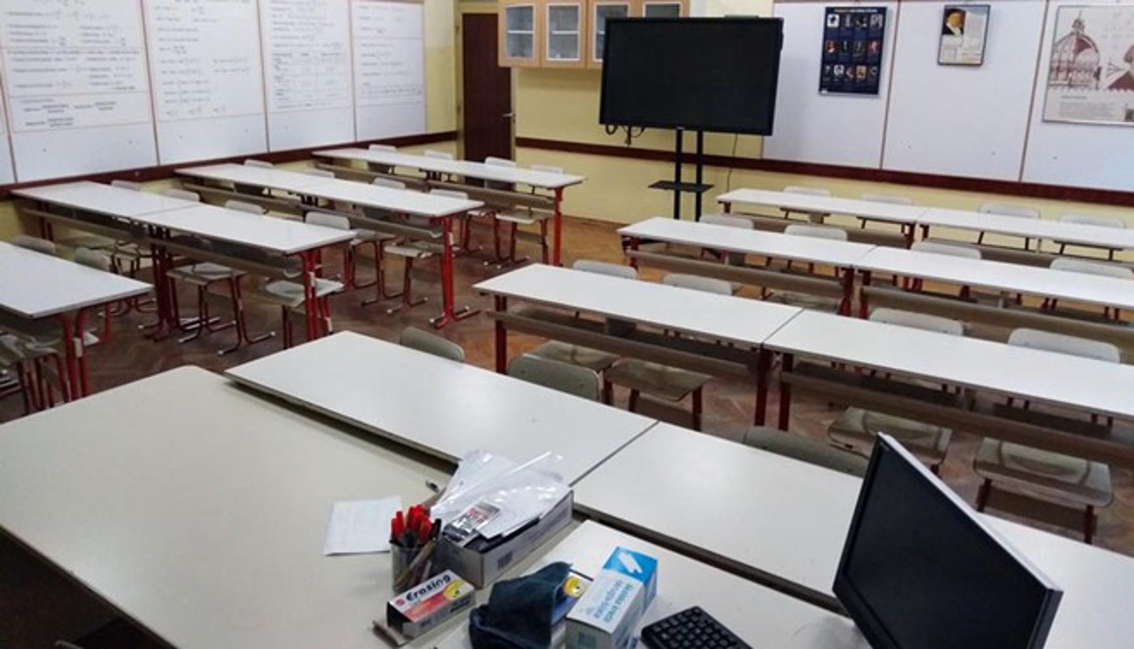 Fotografija prazne učionice u Gimnaziji "Matija Mesić" prvog dana štrajka (10. listopada).