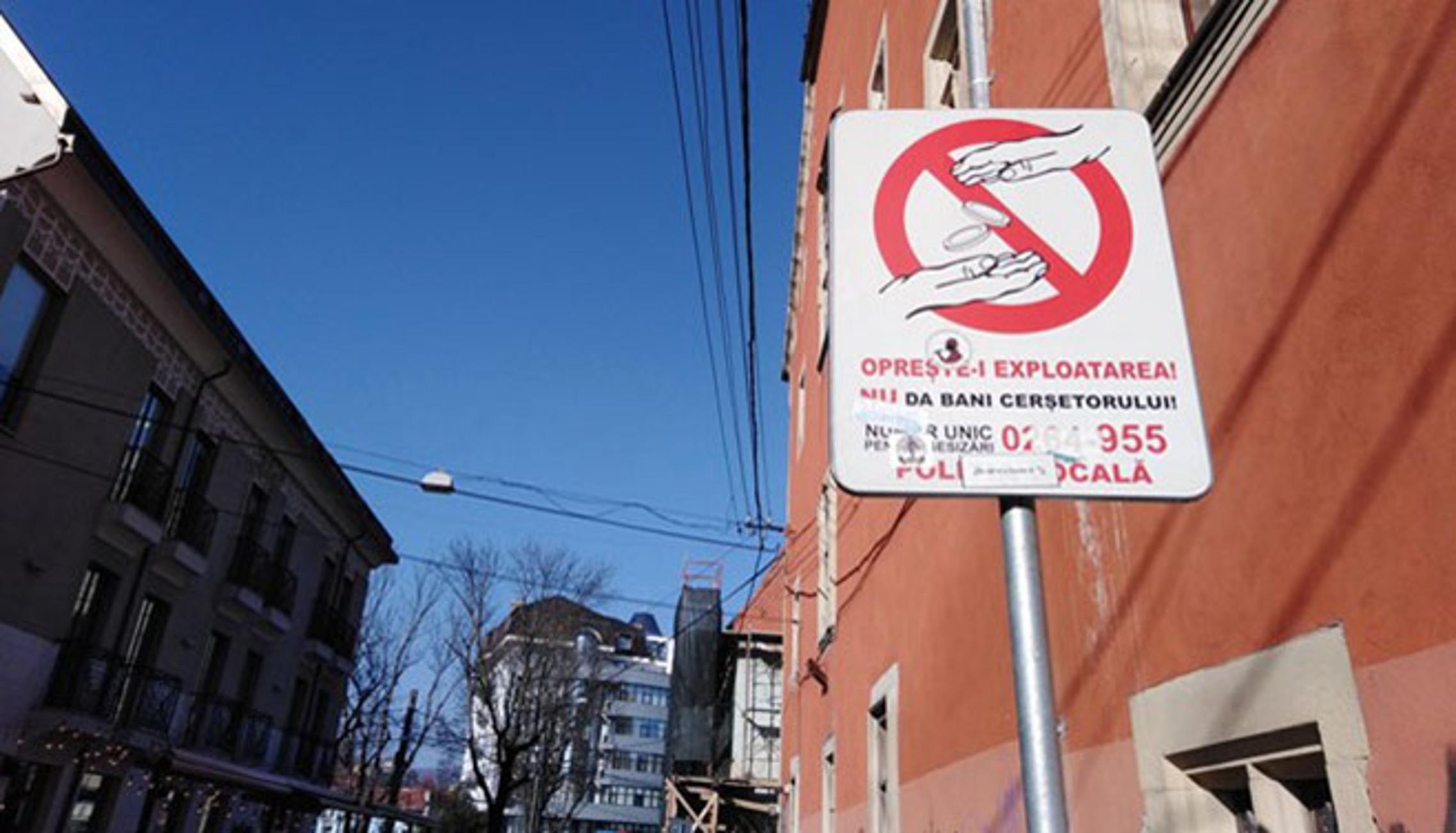 Uobičajeni znakovi na ulicama velikog rumunjskog grada.
