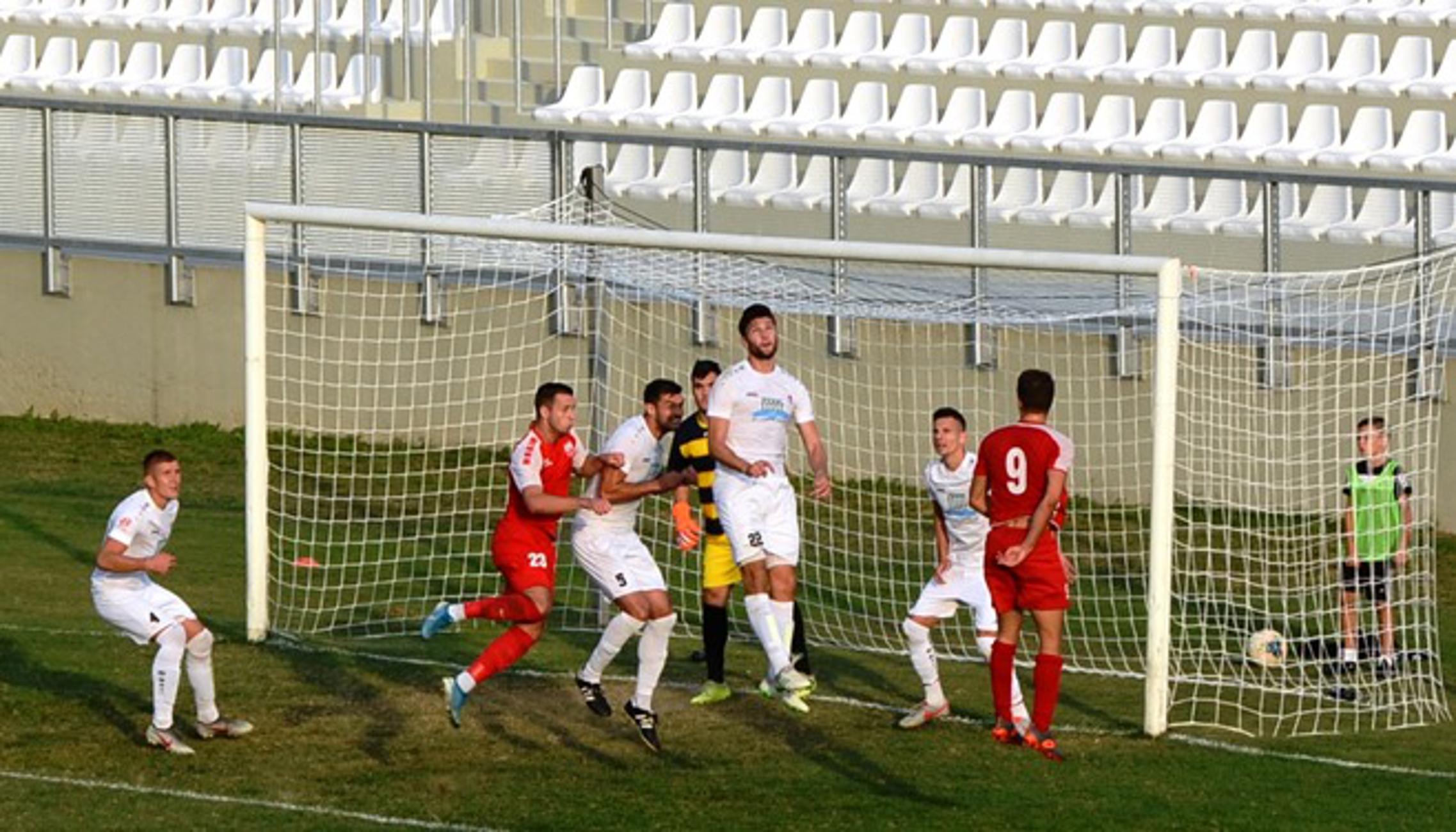 Filip Bungić (najviši u skoku) je u Pleternici postigao pobjedonosni gol za Marsu.