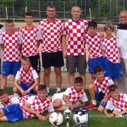  Uz trenere na nogometnom turniru male nogometaše pratio je i gradonačelnik Vinko Grgić.