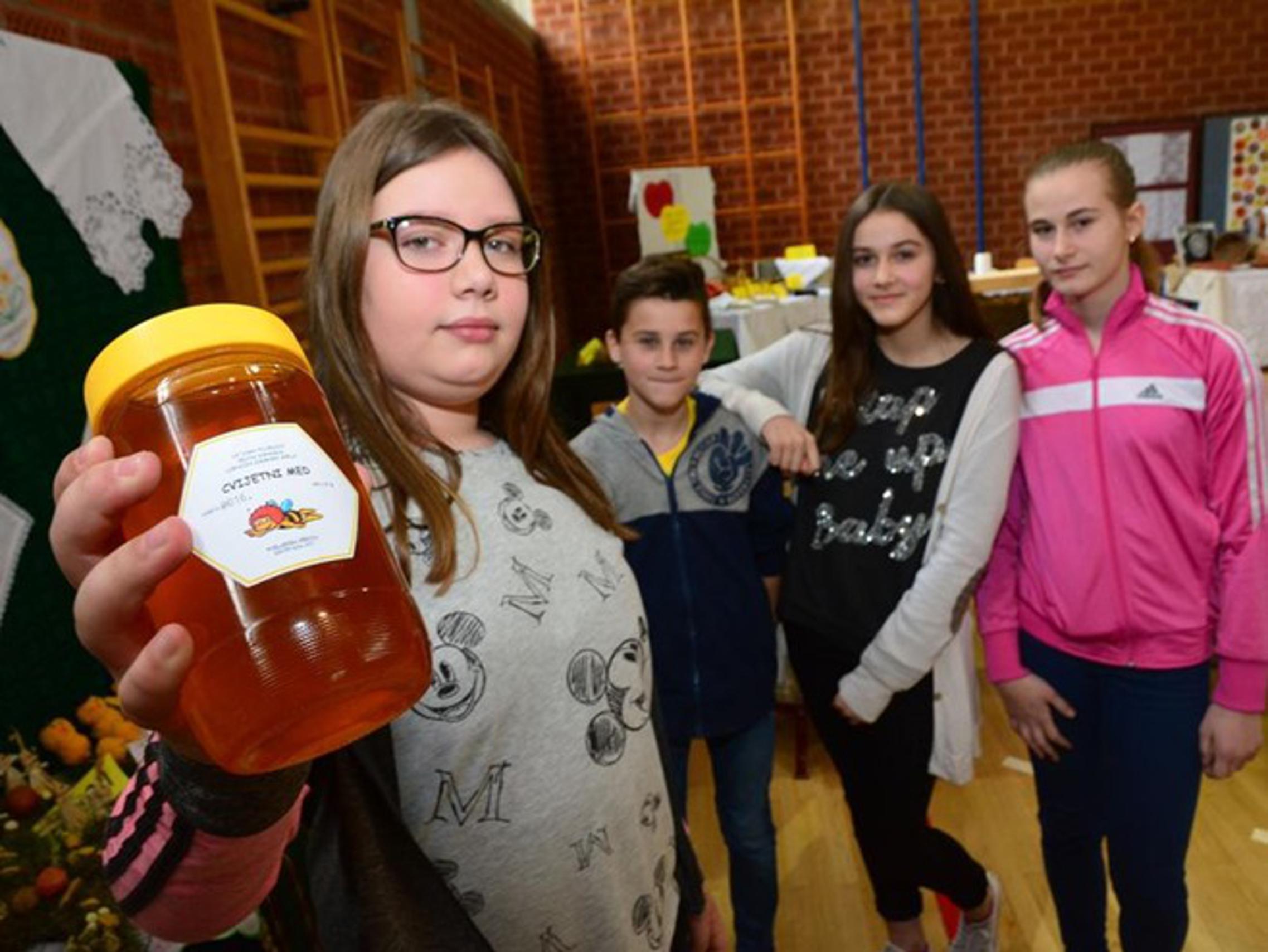 Školarci sami otvaraju košnice i godišnje proizvedu 200 kg meda