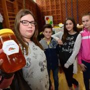 Školarci sami otvaraju košnice i godišnje proizvedu 200 kg meda