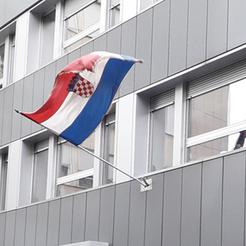 Zastava na zgradi u Slavonskom Brodu