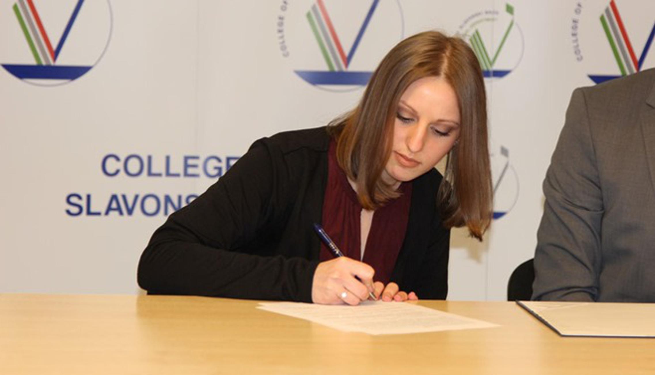 Slavonskobrodska studentica potpisuje ugovor o stipendiji Veleučilišta