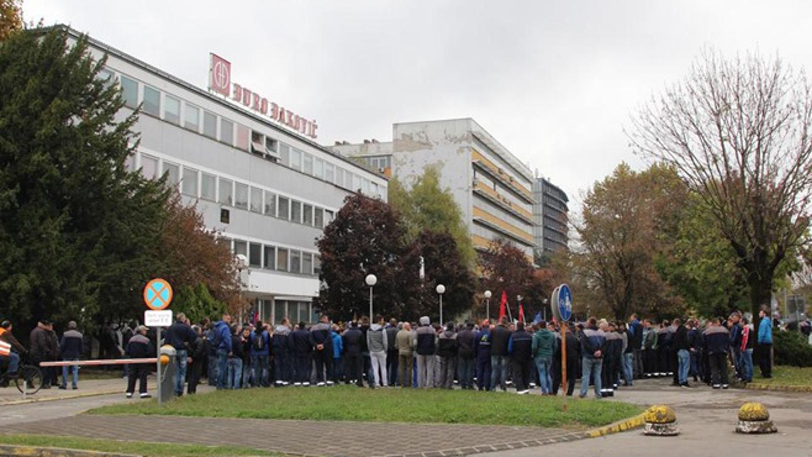 Prosvjed radnika Specijalnih vozila pred zgradom Uprave 'Đuro Đaković'
