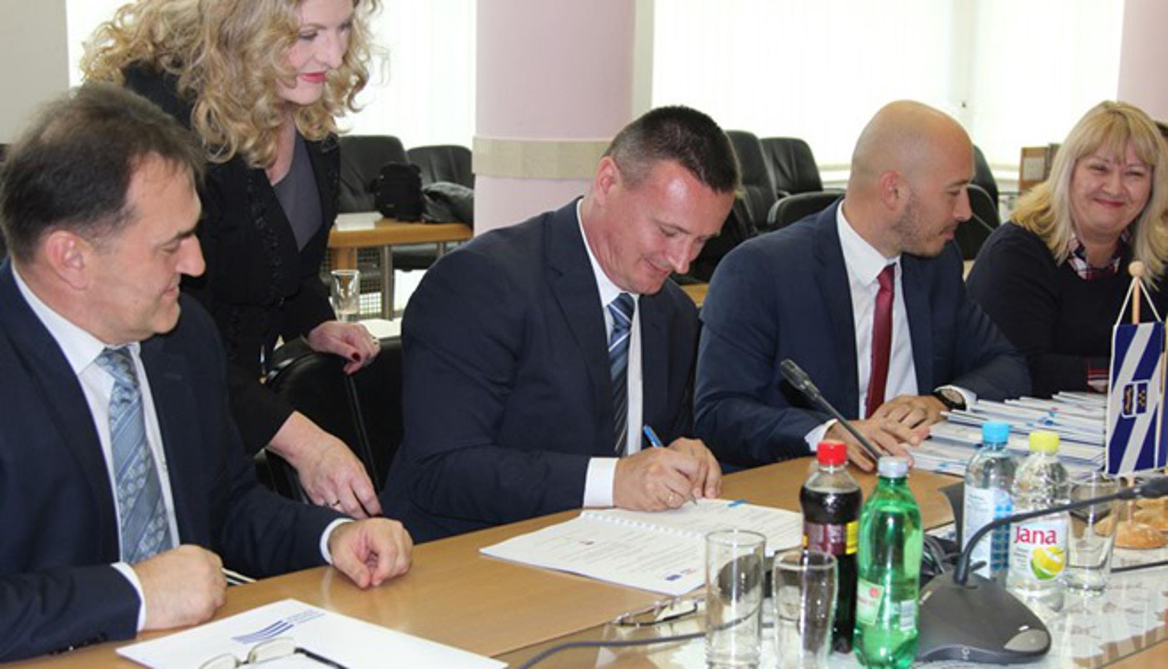 Župan Danijel Marušić s najbližim suradnicima tijekom potpisivanja ugovora