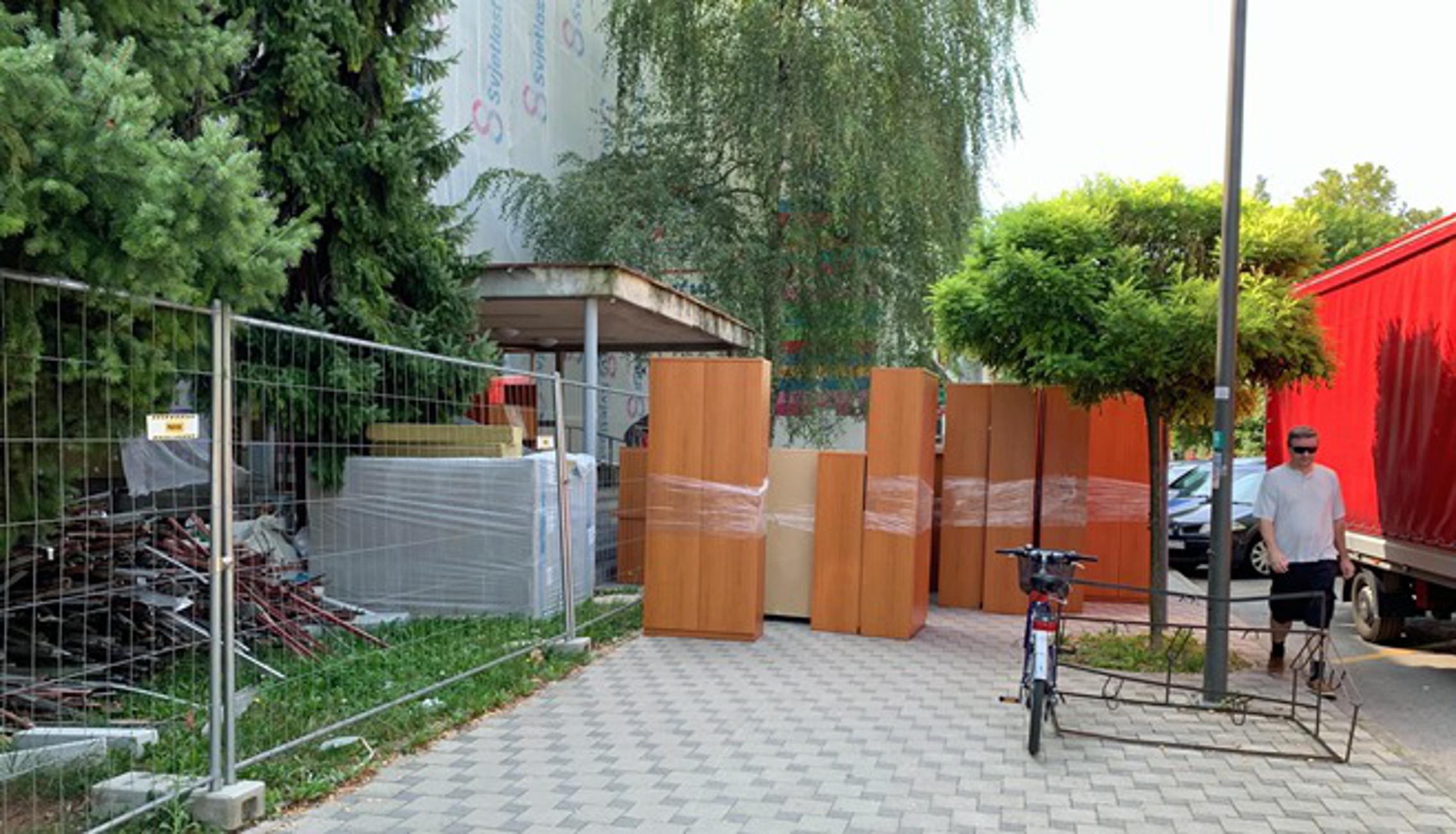 Novi namještaj ispred zgrade Općinskog suda u Slavonskom Brodu.