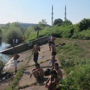 Migranti se kupaju u rijeci u Velikoj Kladuši, snimljeni su u lipnju