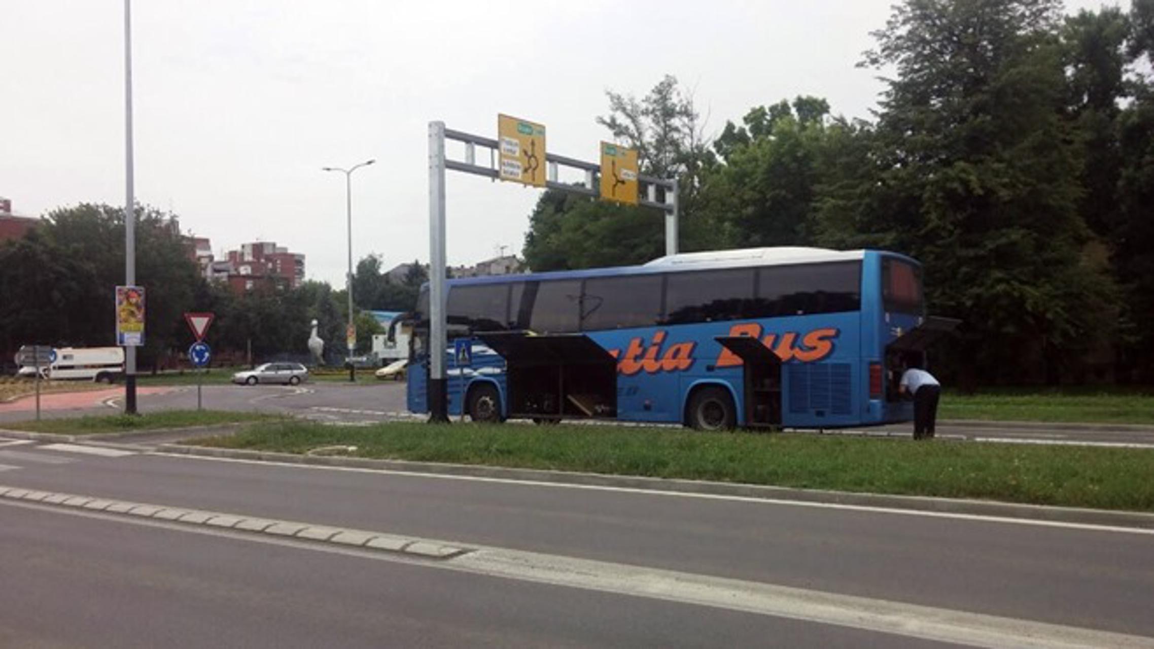 Vozač autobusa je stao na slavonskobrodskoj aveniji zbog kvara.