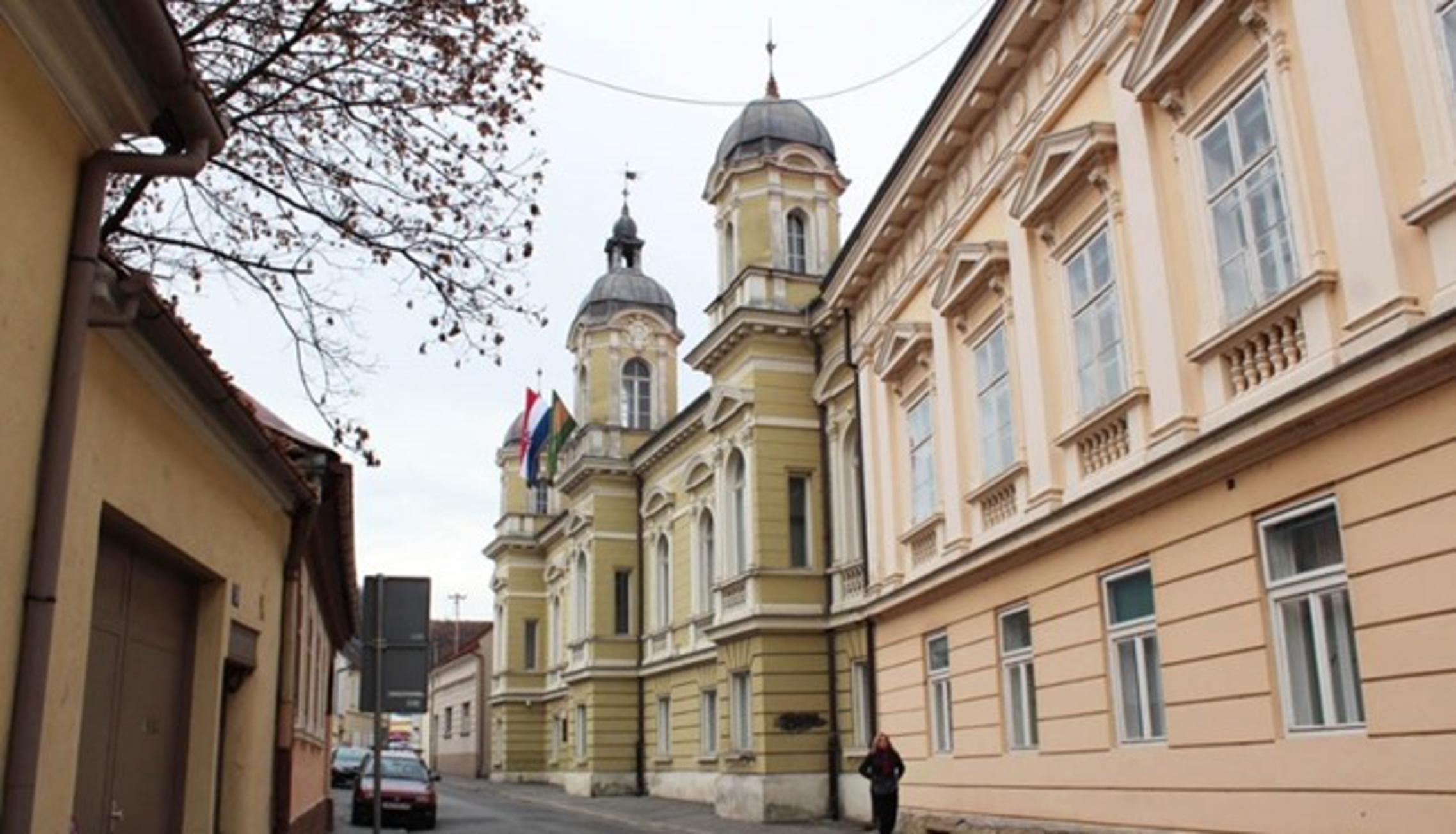 Zgrada uprave Požeško-slavonske županije s ulazom iz Županijske ulice